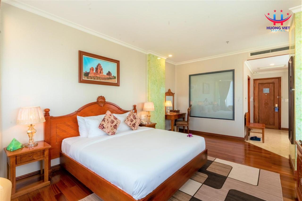 Huong Viet Hotel Quy Nhon - Beachfront Buitenkant foto